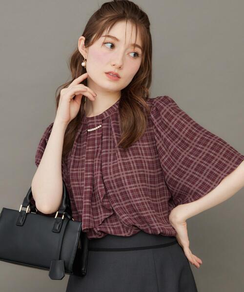 couture brooch(クチュールブローチ)の「【着映え・5分袖・通勤】パール調タイチェックプリントブラウス(シャツ/ブラウス・レディース・ベージュ系/ワイン系1・36/38/40/42)」の11枚目の写真