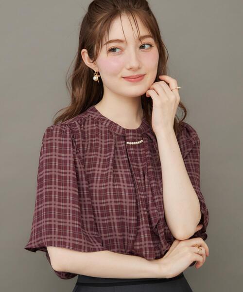 couture brooch(クチュールブローチ)の「【着映え・5分袖・通勤】パール調タイチェックプリントブラウス(シャツ/ブラウス・レディース・ベージュ系/ワイン系1・36/38/40/42)」の12枚目の写真