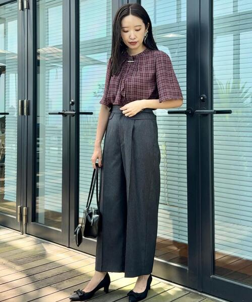 couture brooch(クチュールブローチ)の「【着映え・5分袖・通勤】パール調タイチェックプリントブラウス(シャツ/ブラウス・レディース・ベージュ系/ワイン系1・36/38/40/42)」の15枚目の写真