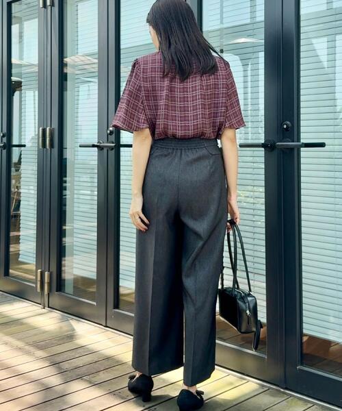 couture brooch(クチュールブローチ)の「【着映え・5分袖・通勤】パール調タイチェックプリントブラウス(シャツ/ブラウス・レディース・ベージュ系/ワイン系1・36/38/40/42)」の17枚目の写真