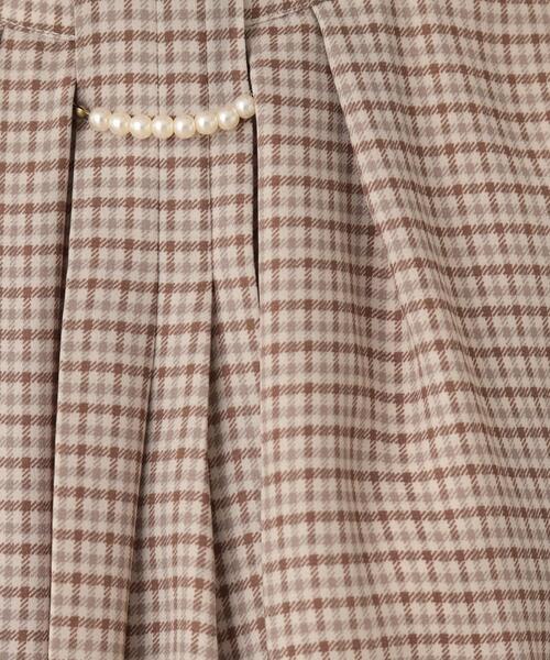 couture brooch(クチュールブローチ)の「【着映え・5分袖・通勤】パール調タイチェックプリントブラウス(シャツ/ブラウス・レディース・ベージュ系/ワイン系1・36/38/40/42)」の19枚目の写真