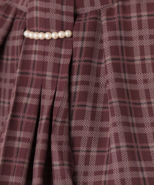 couture brooch(クチュールブローチ)の「【着映え・5分袖・通勤】パール調タイチェックプリントブラウス(シャツ/ブラウス・レディース・ベージュ系/ワイン系1・36/38/40/42)」の20枚目の写真