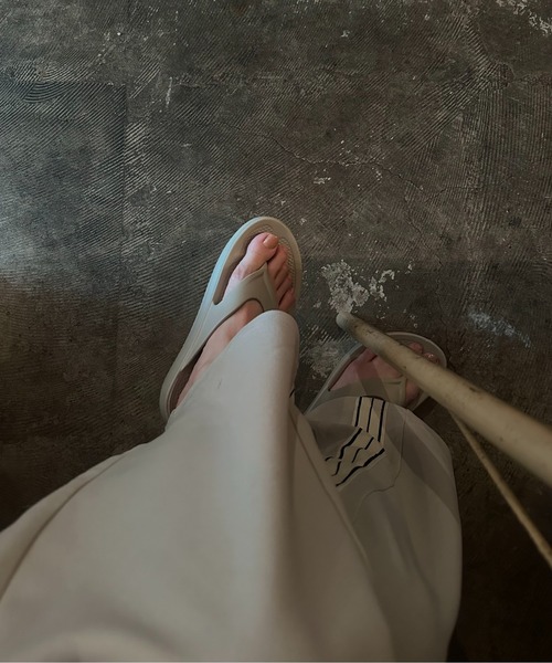 lawgy（ラウジー）の「simple light thong sandal / シンプルライトトングサンダル（サンダル・レディース・ブラック/ベージュ・SMALL/MEDIUM/LARGE）」の2枚目の写真