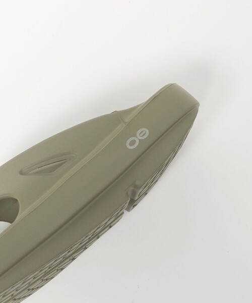 OOFOS(ウーフォス)の「<OOFOS>OOriginal(サンダル・レディース・オリーブ/ブラック・24cm/23cm/25cm)」の10枚目の写真