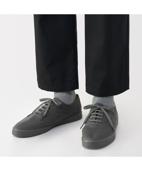 無印良品（ムジルシリョウヒン）の「紳士　柔らかい中敷を使用した　撥水キャンバススニーカー（スニーカー・メンズ・ブラック/チャコールグレー/オフホワイト/キャメル・26.0cm/27.5cm/26.5cm/25.5cm/27.0cm）」の20枚目の写真