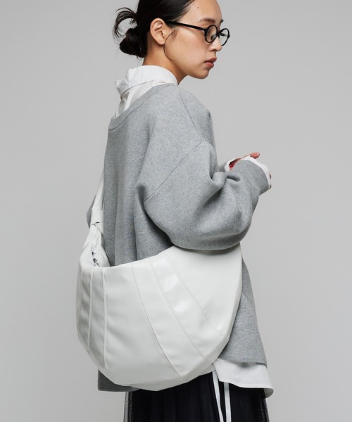 Narcissus（ナルシス）の「【大容量】クロスビッグショルダーバッグ　エナメル（ショルダーバッグ・レディース・ブラック/ホワイト・FREE）」の2枚目の写真