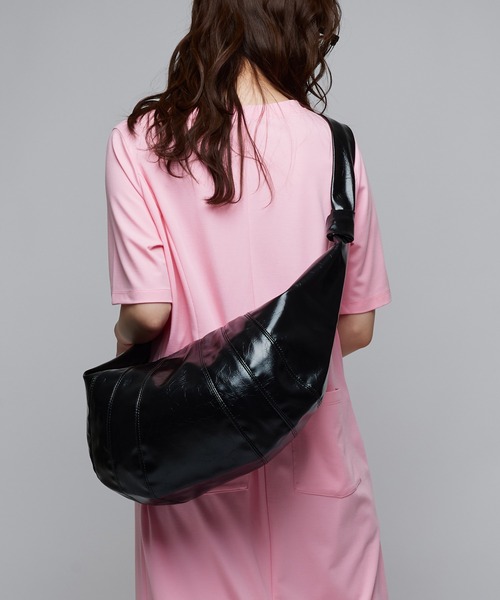 Narcissus（ナルシス）の「【大容量】クロスビッグショルダーバッグ　エナメル（ショルダーバッグ・レディース・ブラック/ホワイト・FREE）」の4枚目の写真