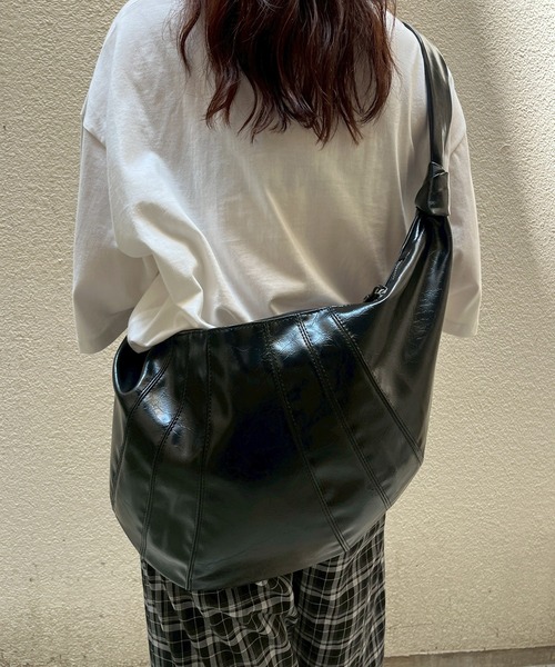 Narcissus（ナルシス）の「【大容量】クロスビッグショルダーバッグ　エナメル（ショルダーバッグ・レディース・ブラック/ホワイト・FREE）」の19枚目の写真