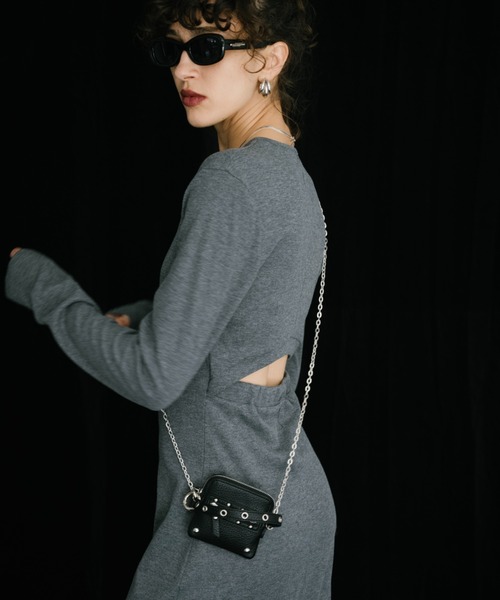 HANNE(アン)の「スタッズチェーンポーチ(ポーチ・レディース・アイボリー/ブラック・FREE)」の4枚目の写真