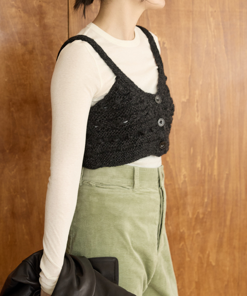 IENA LA BOUCLE（イエナラブークル）の「IENA LA BOUCLE デフォルメハンドニットビスチェ（ニット/セーター・レディース・ブラック・FREE）」の4枚目の写真