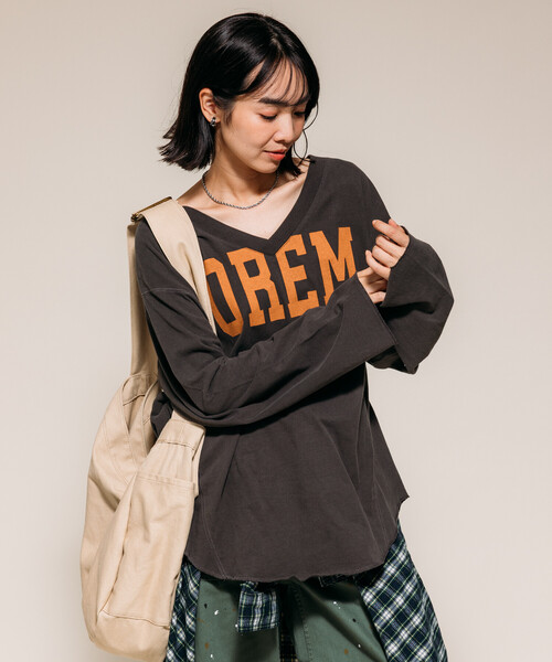 T【土日発送、ヴィンテージ等大量出品中】 セール】ヴィンテージ Vネック ロゴ ロンT 限定展開（Tシャツ