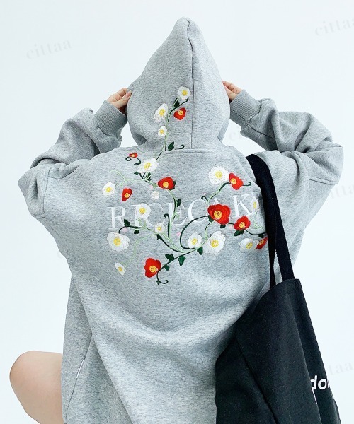 Dalfwin(ダールフィン)の「韓国ファッション RICECAKEバックフラワー刺繍フーディー(パーカー・レディース・グレー/ブラック・FREE)」の1枚目の写真