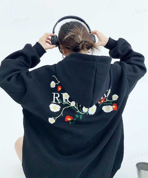 Dalfwin(ダールフィン)の「韓国ファッション RICECAKEバックフラワー刺繍フーディー(パーカー・レディース・グレー/ブラック・FREE)」の2枚目の写真