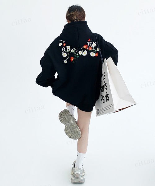 Dalfwin(ダールフィン)の「韓国ファッション RICECAKEバックフラワー刺繍フーディー(パーカー・レディース・グレー/ブラック・FREE)」の22枚目の写真