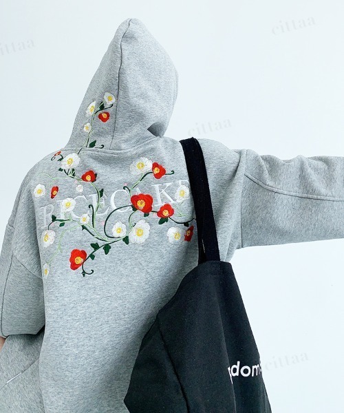 Dalfwin(ダールフィン)の「韓国ファッション RICECAKEバックフラワー刺繍フーディー(パーカー・レディース・グレー/ブラック・FREE)」の3枚目の写真
