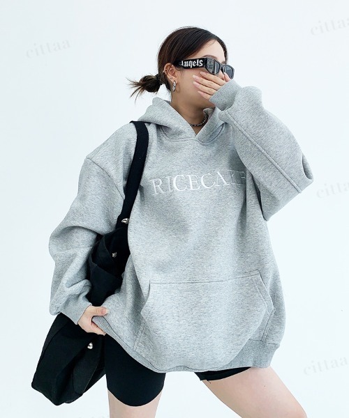 Dalfwin(ダールフィン)の「韓国ファッション RICECAKEバックフラワー刺繍フーディー(パーカー・レディース・グレー/ブラック・FREE)」の6枚目の写真