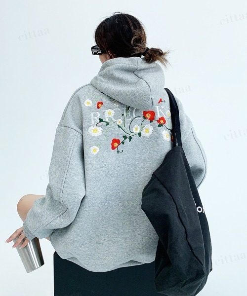 Dalfwin(ダールフィン)の「韓国ファッション RICECAKEバックフラワー刺繍フーディー(パーカー・レディース・グレー/ブラック・FREE)」の5枚目の写真