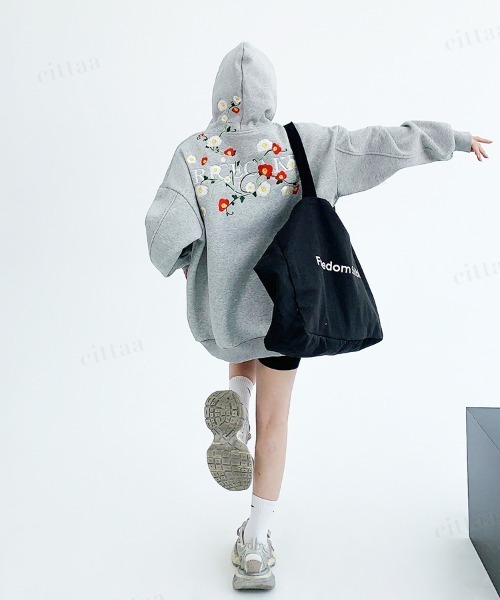 Dalfwin(ダールフィン)の「韓国ファッション RICECAKEバックフラワー刺繍フーディー(パーカー・レディース・グレー/ブラック・FREE)」の13枚目の写真