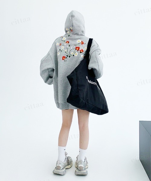 Dalfwin(ダールフィン)の「韓国ファッション RICECAKEバックフラワー刺繍フーディー(パーカー・レディース・グレー/ブラック・FREE)」の14枚目の写真