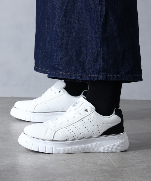 K-SWISS(ケースイス)の「【K-SWISS/ケースイス】 レディース 厚底 メタルライン スニーカー(スニーカー・レディース・ブラック×ゴールド/ホワイト×ピンク/ホワイト×シルバー・24.5cm/23.5cm/24cm/23cm/22.5cm)」の3枚目の写真