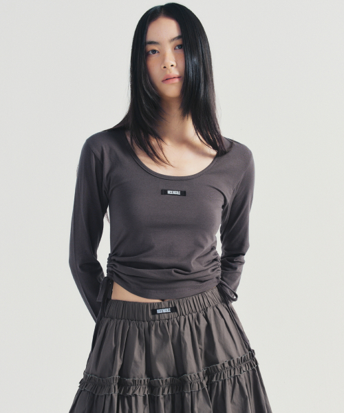 NICK&NICOLE(ニックアンドニコール)の「LABEL STRING SLIM LONG SLEEVE TOP_CHARCOAL(Tシャツ/カットソー・レディース・その他・FREE)」の2枚目の写真