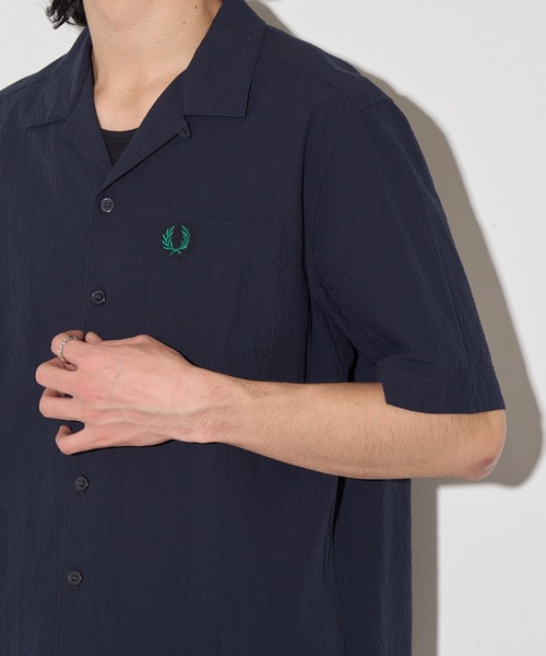 FRED PERRY(フレッドペリー)の「【FRED PERRY】SEERSUCKER REVERE COLLAR SHIRT M2471(シャツ/ブラウス・メンズ・オフホワイト/チャコールグレー/ネイビー・M/S/XL/L)」の1枚目の写真