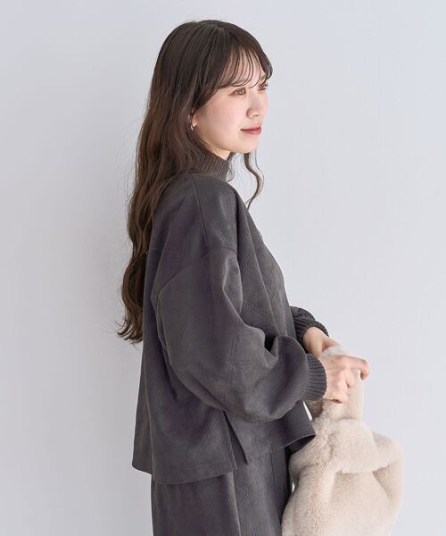 ELENCARE DUE（エレンカーレデュエ）の「・ELENCARE DUE エンボスプルオーバー（スウェット・レディース・ブラウン/チャコールグレー/アイボリー・FREE）」の17枚目の写真