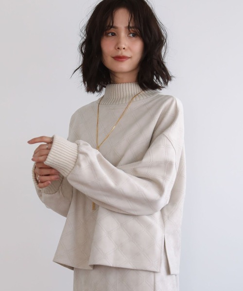 ELENCARE DUE（エレンカーレデュエ）の「・ELENCARE DUE エンボスプルオーバー（スウェット・レディース・ブラウン/チャコールグレー/アイボリー・FREE）」の2枚目の写真