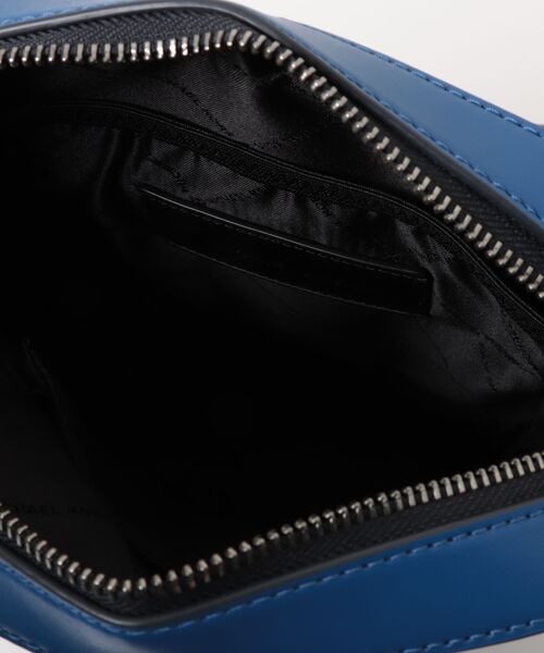 MICHAEL KORS(マイケルコース)の「COOPER エンボス ペブルレザー フライトバッグ(ショルダーバッグ・メンズ・ブルー系・FREE)」の4枚目の写真