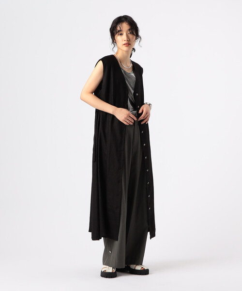 Gabardine K.T(ギャバジンケーティー)の「〔 +サイズ 〕 アセテートリネンタッサー クルーネックロングシャツジレ(ベスト・レディース・ブラック/ベージュ・13号)」の4枚目の写真