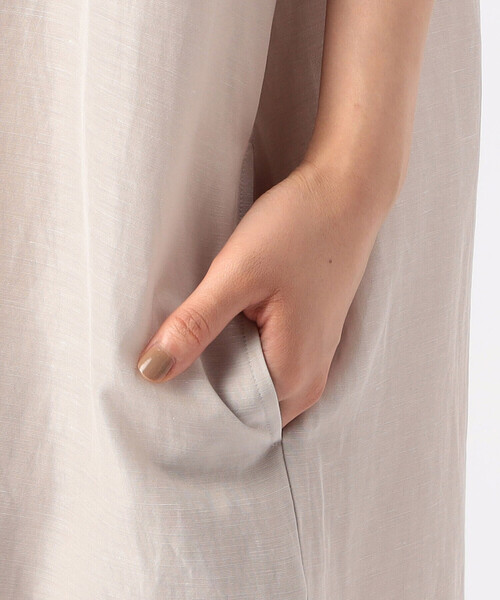 Gabardine K.T(ギャバジンケーティー)の「〔 +サイズ 〕 アセテートリネンタッサー クルーネックロングシャツジレ(ベスト・レディース・ブラック/ベージュ・13号)」の11枚目の写真