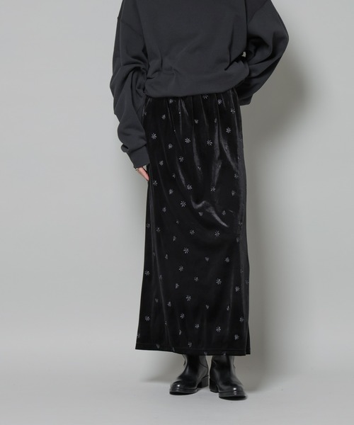 NANO universe（ナノユニバース）の「刺繍ベロアカットナロースカート(セットアップ可)（スカート・レディース・ブラック/ブラウン/ベージュ・FREE）」の2枚目の写真