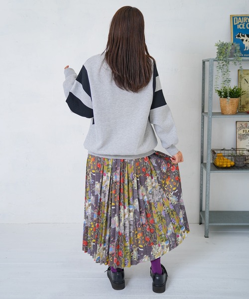 iS ScoLar（イズスカラー）の「553263：豊穣と繁栄柄スウェードポンチプリーツスカート（スカート・レディース・ボルドー/ブラック・M）」の5枚目の写真