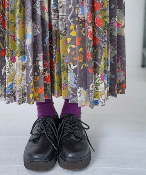 iS ScoLar（イズスカラー）の「553263：豊穣と繁栄柄スウェードポンチプリーツスカート（スカート・レディース・ボルドー/ブラック・M）」の6枚目の写真