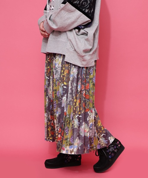 iS ScoLar（イズスカラー）の「553263：豊穣と繁栄柄スウェードポンチプリーツスカート（スカート・レディース・ボルドー/ブラック・M）」の9枚目の写真