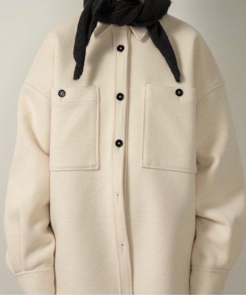 lawgy（ラウジー）の「embroidery big pocket shirt like coat / エンブロイダリービッグポケットシャツライクコート（その他アウター・レディース・ホワイト/クリーム/ブラック・FREE）」の4枚目の写真