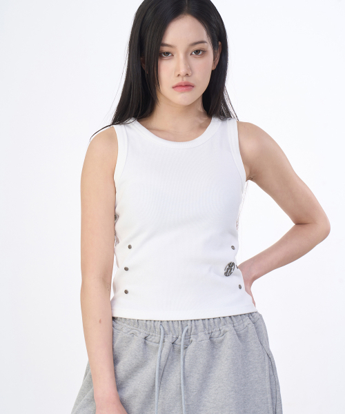 DXOH(ディソエイチ)の「サンダーロゴシックスリベットスリーブレス レディース ノースリーブ ホワイト(Tシャツ/カットソー・レディース・その他・FREE)」の1枚目の写真
