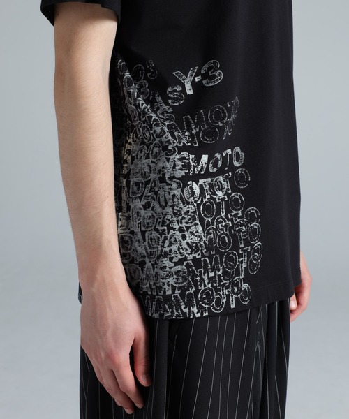 Y-3(ワイスリー)の「Y-3 GFX SHORT SLEEVE TEE(Tシャツ/カットソー・メンズ・ブラック・XX-SMALL/X-SMALL/SMALL/MEDIUM/LARGE/X-LARGE/XX-LARGE)」の6枚目の写真