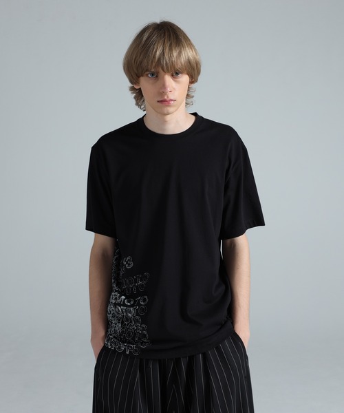 Y-3(ワイスリー)の「Y-3 GFX SHORT SLEEVE TEE(Tシャツ/カットソー・メンズ・ブラック・XX-SMALL/X-SMALL/SMALL/MEDIUM/LARGE/X-LARGE/XX-LARGE)」の2枚目の写真