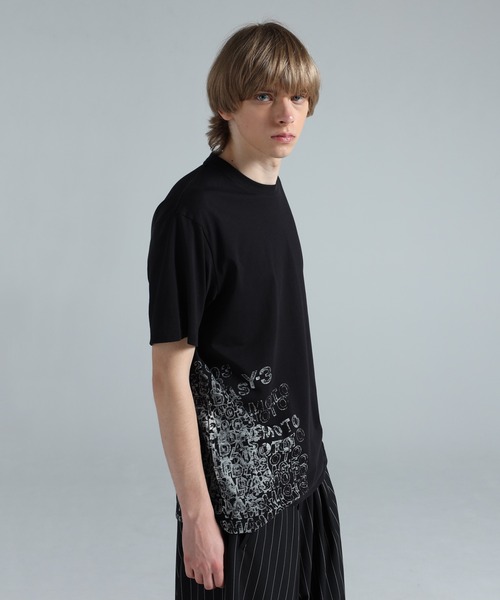 Y-3(ワイスリー)の「Y-3 GFX SHORT SLEEVE TEE(Tシャツ/カットソー・メンズ・ブラック・XX-SMALL/X-SMALL/SMALL/MEDIUM/LARGE/X-LARGE/XX-LARGE)」の3枚目の写真