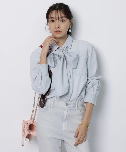 JUSGLITTY（ジャスグリッティー）の「デニムリボン付シャツ（シャツ/ブラウス・レディース・サックスブルー/ピンク/ライトブルー・2/1）」の2枚目の写真