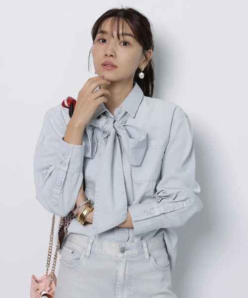 JUSGLITTY（ジャスグリッティー）の「デニムリボン付シャツ（シャツ/ブラウス・レディース・サックスブルー/ピンク/ライトブルー・2/1）」の4枚目の写真