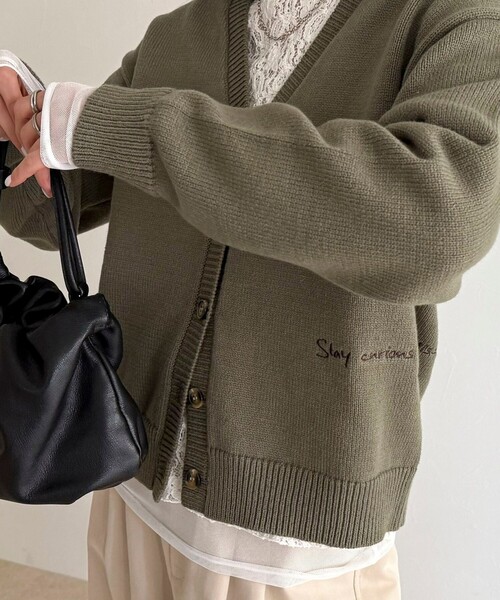 fredy emue（フレディエミュ）の「メッセージニットカーディガン（カーディガン/ボレロ・レディース・ネイビー/グレー/カーキ・38）」の3枚目の写真