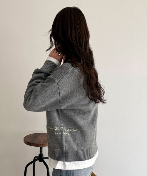 fredy emue（フレディエミュ）の「メッセージニットカーディガン（カーディガン/ボレロ・レディース・ネイビー/グレー/カーキ・38）」の9枚目の写真