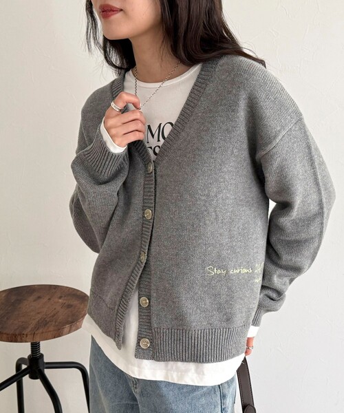fredy emue（フレディエミュ）の「メッセージニットカーディガン（カーディガン/ボレロ・レディース・ネイビー/グレー/カーキ・38）」の10枚目の写真