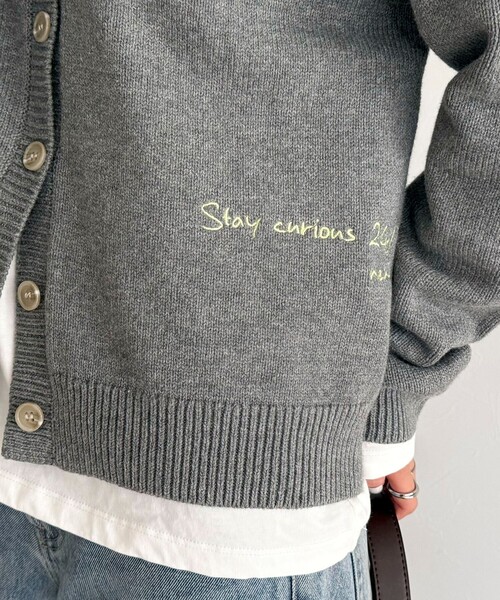 fredy emue（フレディエミュ）の「メッセージニットカーディガン（カーディガン/ボレロ・レディース・ネイビー/グレー/カーキ・38）」の11枚目の写真