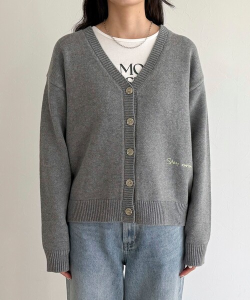 fredy emue（フレディエミュ）の「メッセージニットカーディガン（カーディガン/ボレロ・レディース・ネイビー/グレー/カーキ・38）」の12枚目の写真