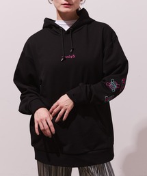 Lipoy（リポイ）の「ニンジンくん lovely 袖配色刺繍入り オーバーサイズ ユニセックス フーディー（パーカー）」