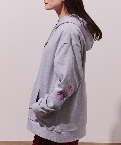Lipoy(リポイ)の「ニンジンくん lovely 袖配色刺繍入り オーバーサイズ ユニセックス フーディー(パーカー・レディース・ブラック/グレー・L/M)」の7枚目の写真