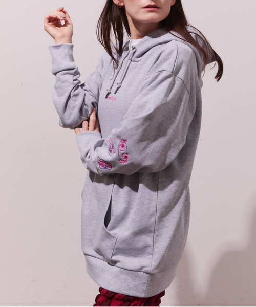 Lipoy(リポイ)の「ニンジンくん lovely 袖配色刺繍入り オーバーサイズ ユニセックス フーディー(パーカー・レディース・ブラック/グレー・L/M)」の6枚目の写真